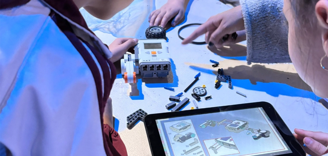 Luis Enrique Gutiérrez Reynoso, director general del Instituto de Educación de Aguascalientes (IEA), reconoció el esfuerzo de las y los estudiantes, y destacó que este tipo de logros son posibles gracias al impulso de la gobernadora Tere Jiménez.