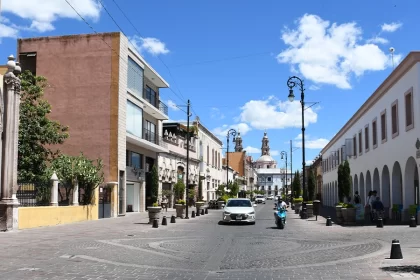 José Antonio Mier destacó que en todas las calles del centro deberían de pintar puras rayas amarillas, ya que la gente se estaciona hasta en doble fila