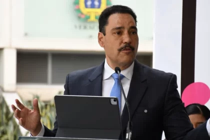 ambién se contempla respaldar a quienes atienden a pacientes de cáncer. La iniciativa plantea otorgar apoyos directos a cuidadores en materia de transporte, alojamiento, alimentación y atención psicosocial, reconociendo que el cáncer no lo enfrenta sólo el paciente, sino toda su familia.