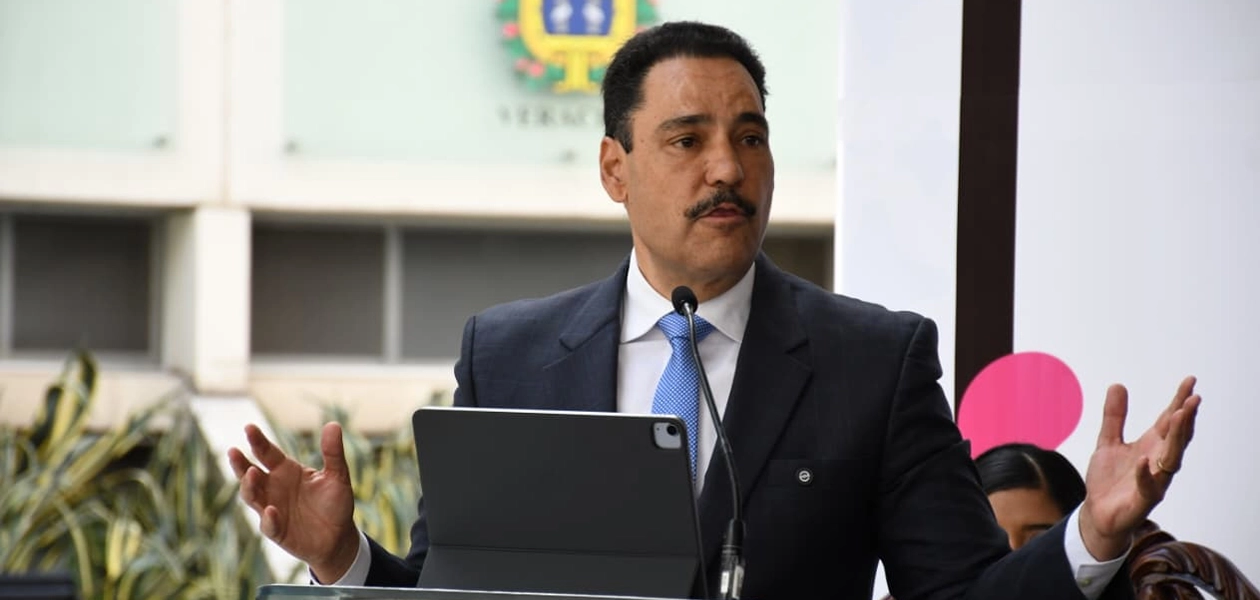 ambién se contempla respaldar a quienes atienden a pacientes de cáncer. La iniciativa plantea otorgar apoyos directos a cuidadores en materia de transporte, alojamiento, alimentación y atención psicosocial, reconociendo que el cáncer no lo enfrenta sólo el paciente, sino toda su familia.