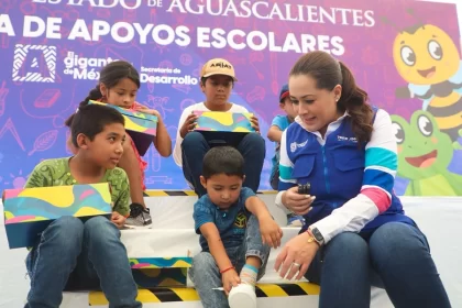 “Gracias, amiga Tere Jiménez, aquí en San Pancho apreciamos lo que haces por la gente; siempre nos tienes presentes con la entrega de útiles escolares y los diversos apoyos que llegan; nunca nos dejas atrás y reconocemos ese esfuerzo y apoyo”, indicó Gallegos Soto.
