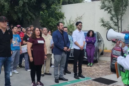 En punto de las 12:00 horas de este 19 de septiembre, sonaron las alarmas de alerta en 389 edificios públicos y privados de todo el Estado, los cuales fueron evacuados en tiempo y forma, gracias a la participación activa de la ciudadanía, que de manera segura y ordenada, atendió puntualmente las instrucciones de los brigadistas.