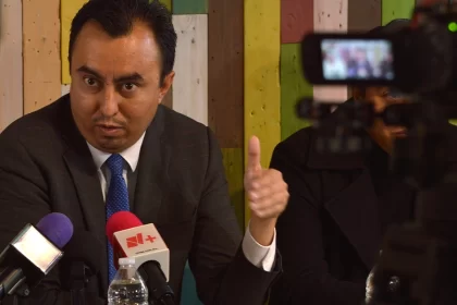 “El abogado electoral es una persona y el vocero del Frente por la Familia es otra persona. El abogado es un prestador de servicios profesionales que se encarga de ganar litigios en materia electoral, pero esa persona no está aquí ahorita. Aquí estoy como vocero del Frente y lo otro es mi actividad profesional”.