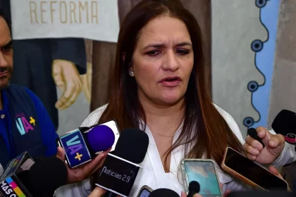 “Yo creo que iremos en la misma línea nacional”, tras decirse convencida de que es muy seguro que el candidato a gobernador panista estará entre tres hombres, por lo que la alcaldía debería de ser para una mujer.