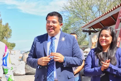 Alcalde César Medina entrega sillas de ruedas
