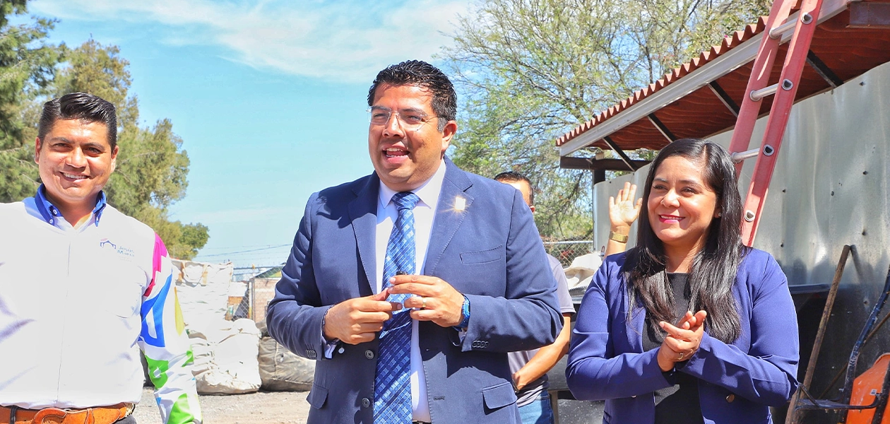 Alcalde César Medina entrega sillas de ruedas