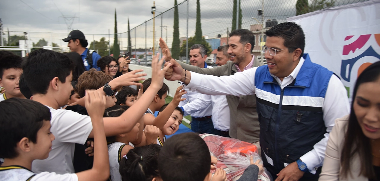 Alcalde César Medina entrega material para impulsar el deporte