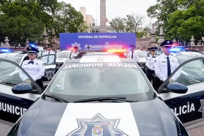 Se entregaron 31 camionetas tipo pickup y diez automóviles tipo sedán para mejorar los tiempos de respuesta y atención a las y los ciudadanos.