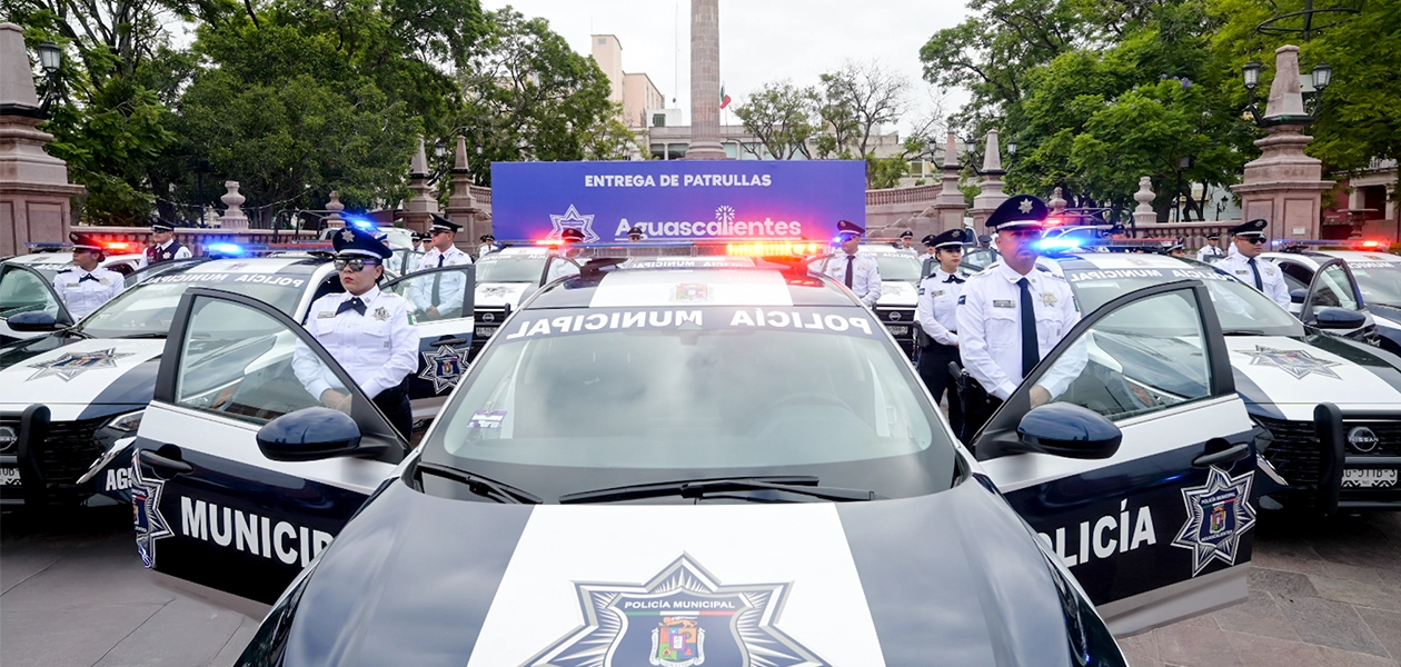 Se entregaron 31 camionetas tipo pickup y diez automóviles tipo sedán para mejorar los tiempos de respuesta y atención a las y los ciudadanos.