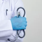 Se ofrece atención en medicina general, estomatología, fisioterapia, psicología, además de pruebas rápidas de VIH y Hepatitis C, entre otros