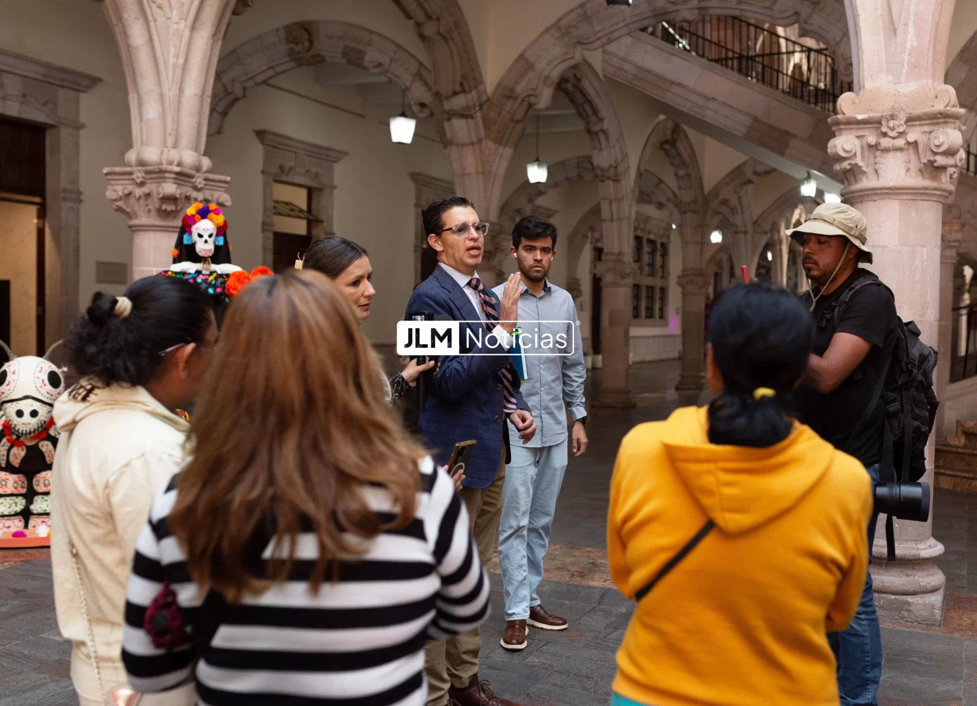 Personas se manifestaron afuera de palacio de gobierno para exigir investigaciónes de las extorsiones dentro del penal/Fotografía de JLMNoticias por Valeria Linares.