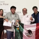 El equipo, integrado por César Adrián Ramos Sosa y América Yaretzi Silva Esparza, del CETis No. 80, presentó Jumix Flow, un software educativo interactivo especializado en la enseñanza de química.