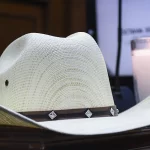 También la mesa directiva del Congreso del Estado colocó sobre la máxima tribuna un sombrero blanco y, junto a él, unas veladoras.