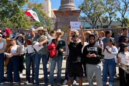 Jóvenes y no tan jóvenes, expresaron su descontento, con consignas tales como “Morena asesino”, “fuera Claudia”, “fuera López Obrador”, “fuera Morena, “fuera Arturo Ávila”, “que chingue a su madre Noroña”, “que viva Carlos Manzo”, entre otros.