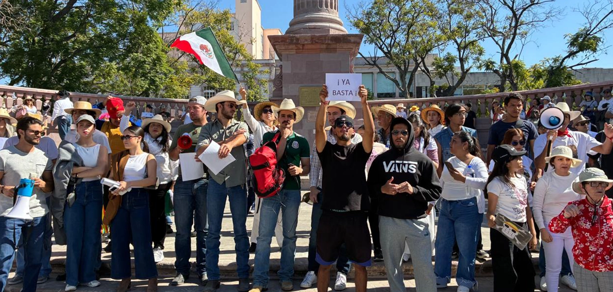 Jóvenes y no tan jóvenes, expresaron su descontento, con consignas tales como “Morena asesino”, “fuera Claudia”, “fuera López Obrador”, “fuera Morena, “fuera Arturo Ávila”, “que chingue a su madre Noroña”, “que viva Carlos Manzo”, entre otros.