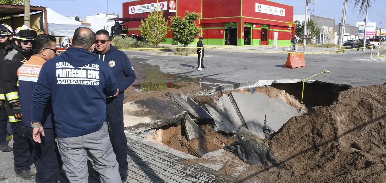 El socavón registrado en el fraccionamiento La Florida se originó por fisuras en la tubería del colector pluvial