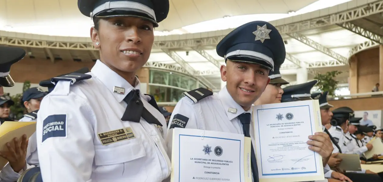 Gonzalo Pérez Zúñiga, reconoció el compromiso de los egresados y reiteró que continuarán recibiendo capacitación para servir con profesionalismo y valentía.