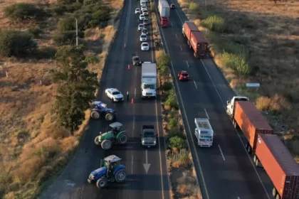 Iniciaron alrededor de las 12:30 bloqueando la carretera 45 Norte en Cosío