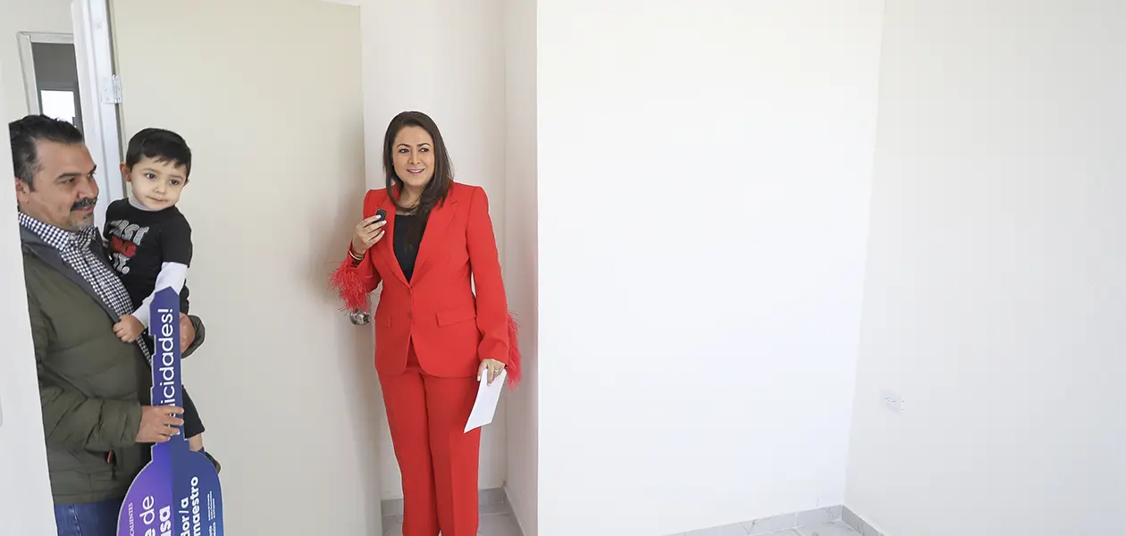 El maestro Francisco Lomelí, con más de 20 años de trayectoria docente, agradeció por la vivienda recibida y señaló que este logro significa un antes y un después en su vida, al brindarle un patrimonio propio para su familia.