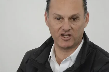 Es muy triste que llegue alguien y que se lleve tus animales, en este caso 65, pero hemos tenido en algunos otros momentos jaulas de 90, 180, y pasa lo que dices, pasan por las carreteras principales y pareciera que no lo ven