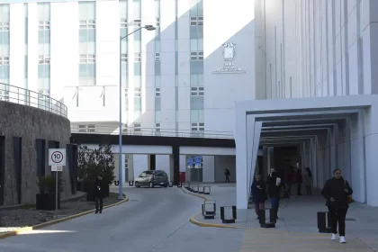 Familiares de pacientes son obligados a comprar medicamentos