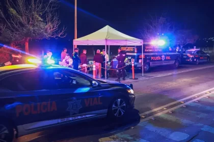 En conductores de vehículos particulares, de 0.09 a 0.25 miligramos se clasifica como aliento alcohólico, mientras que a partir de 0.26 miligramos se considera estado de ebriedad.