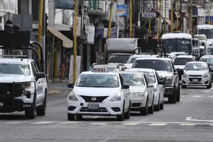 El líder de los taxistas señaló que muchos de sus agremiados no son sujetos de un crédito en las agencias de autos