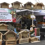 El revuelo comenzó cuando habitantes de esas calles comenzaron a quejarse de que las personas que acuden al tianguis llegan a invadir las cocheras de sus casas