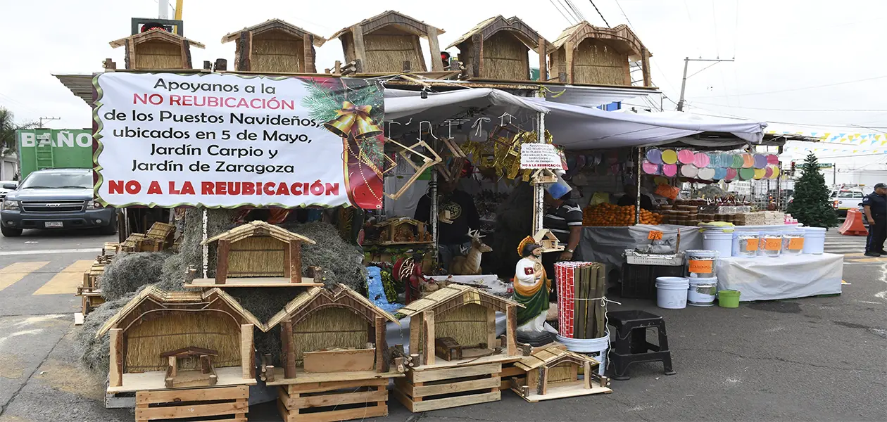 El revuelo comenzó cuando habitantes de esas calles comenzaron a quejarse de que las personas que acuden al tianguis llegan a invadir las cocheras de sus casas