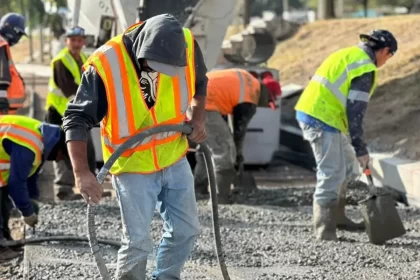 Se coloca pavimento hidráulico en la calzada oriente a la altura del fraccionamiento José Guadalupe Peralta Gámez