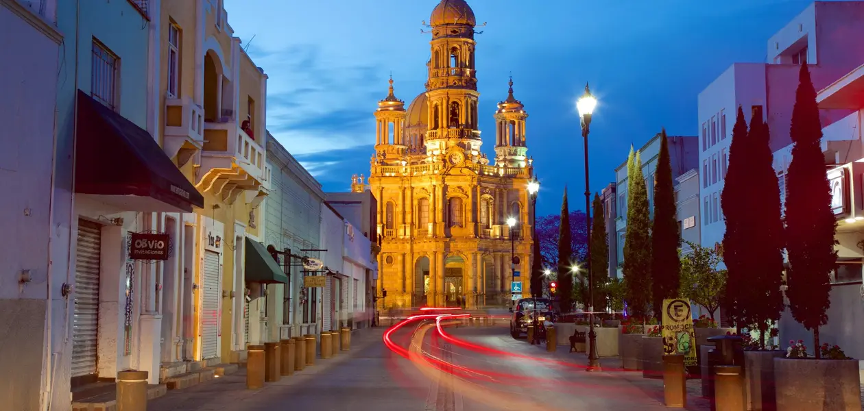 Borrachos destrozan 100 bolardos