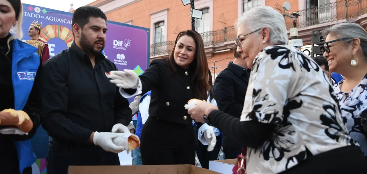 Comparten Tere y Aurora la Rosca de Reyes Gigante