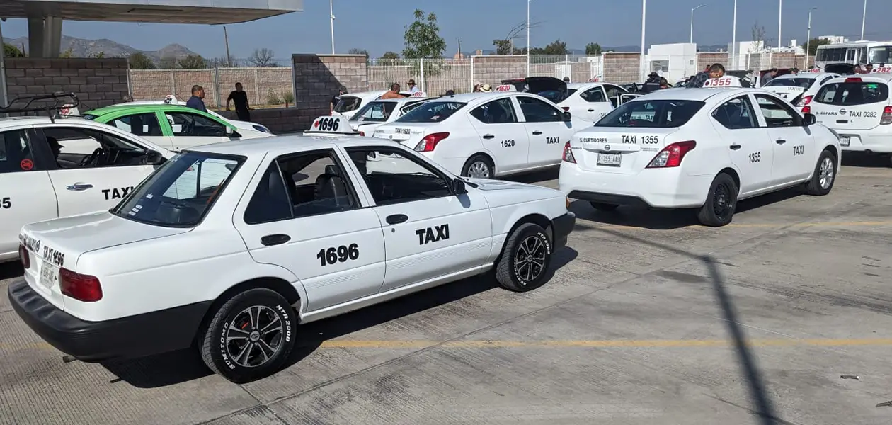 Emplazan a taxistas a sacar los autos viejos