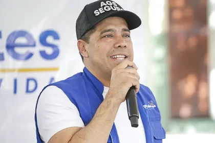 Entrega Leo nueva cancha y velaria en el parque de la Vivienda Popular