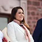 Gobernadora se reúne en la plaza de la patria