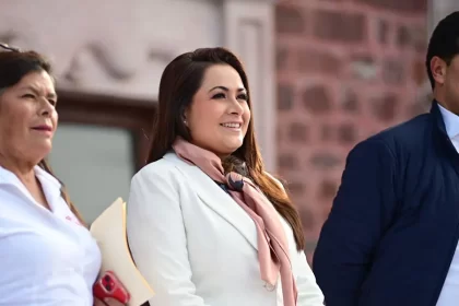 Gobernadora se reúne en la plaza de la patria