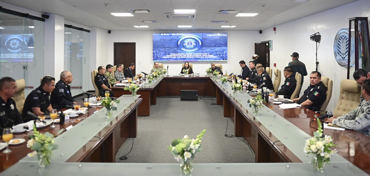 La gobernadora Tere Jiménez y el presidente municipal, Leo Montañez, sostuvieron una reunión con comandantes de la Secretaría de Seguridad Pública del Municipio de Aguascalientes, como parte de la evaluación permanente que se realiza a las corporaciones de seguridad. En esta reunión, Tere Jiménez exhortó a los comandantes a redoblar esfuerzos para mantener la paz y el orden tanto en la ciudad capital como en las zonas rurales. “Reconocemos su compromiso y dedicación para garantizar que nuestras familias vivan en un entorno seguro. Sabemos que en la capital se concentra más del 66 por ciento de la población de todo el Estado, por lo que su labor es determinante para que Aguascalientes se mantenga como uno de los estados más seguros del país y uno de los mejores lugares para vivir e invertir”, dijo la gobernadora. Asimismo, les pidió seguir trabajando bajo los principios de lealtad, responsabilidad y disciplina, además de mantener altos niveles de capacitación y profesionalización para que la corporación continúe dando buenos resultados a la ciudadanía; “tienen que ser mejores cada día y pensar siempre en los habitantes de Aguascalientes como si fueran de su propia familia”, subrayó Tere Jiménez. De igual forma, reiteró la importancia de que la Policía Estatal, Ejército Mexicano, Guardia Nacional, Fiscalía General del Estado y Policías Municipales continúen trabajando en coordinación para salvaguardar a la población y blindar todo el territorio estatal. En su intervención, el presidente municipal de Aguascalientes, Leo Montañez, reafirmó su compromiso de trabajar coordinadamente con el Gobierno del Estado por la seguridad de las familias de la capital, así como el de fortalecer la corporación municipal con más capacitación y equipamiento, a fin de confirmar la privilegiada posición que ocupa la ciudad como una de las más seguras a nivel nacional. Durante el encuentro que se realizó en las instalaciones del C5i, los jefes operativos ahí reunidos presentaron un análisis detallado de cada uno de sus destacamentos, a fin de detectar las áreas de oportunidad y fortalecer las estrategias de seguridad para dar mayores resultados.