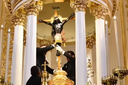 Vuelve al Encino Cristo Negro