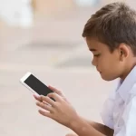 Destaca IEA buen avance en esquema para regular el uso de celulares en las escuelas