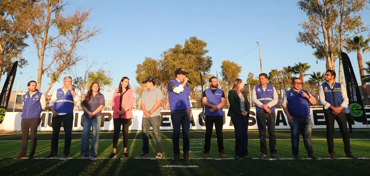 Entrega Leo cancha de tochito bandera
