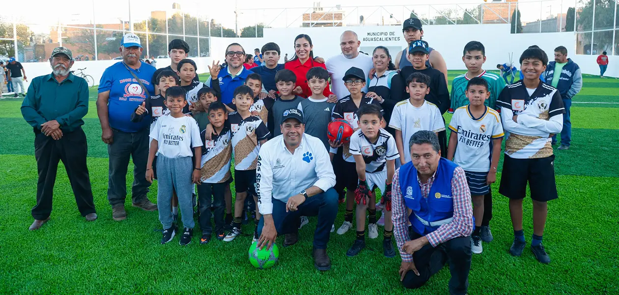 Entrega Montanez nueva cancha de pasto sintetico ahora en Canada Honda 3