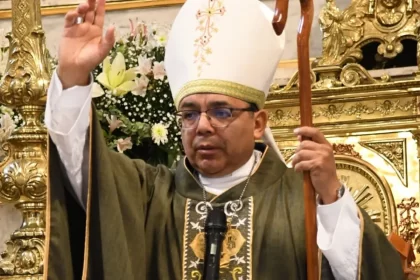 Llama Obispo a orar por la salud mental de estos colectivos: 'Los engañan sutilmente'