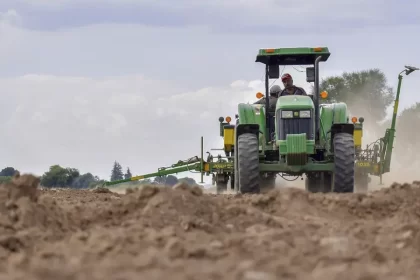 Respalda gobernadora a los agroproductores con créditos para que adquieran tractores