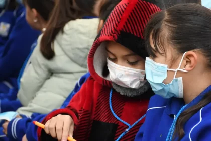 Sugieren uso de cubrebocas obligatorio a las personas infectadas o con síntomas