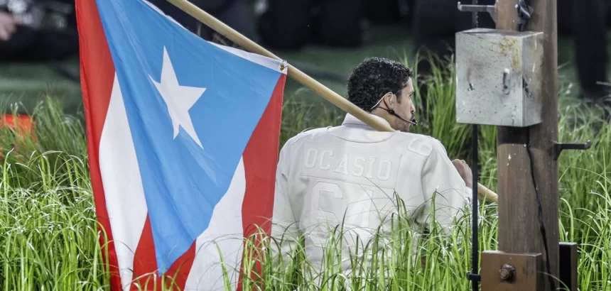 Bad Bunny durante el medio tiempo del Super Bowl LX en español
