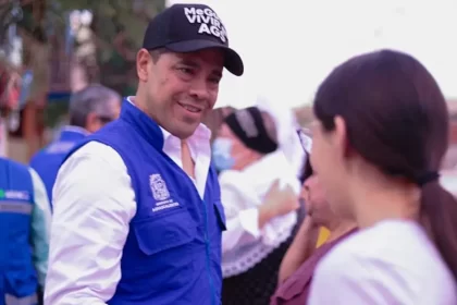 Atiende Leo Montañez a familias de Unidad IV Centenario