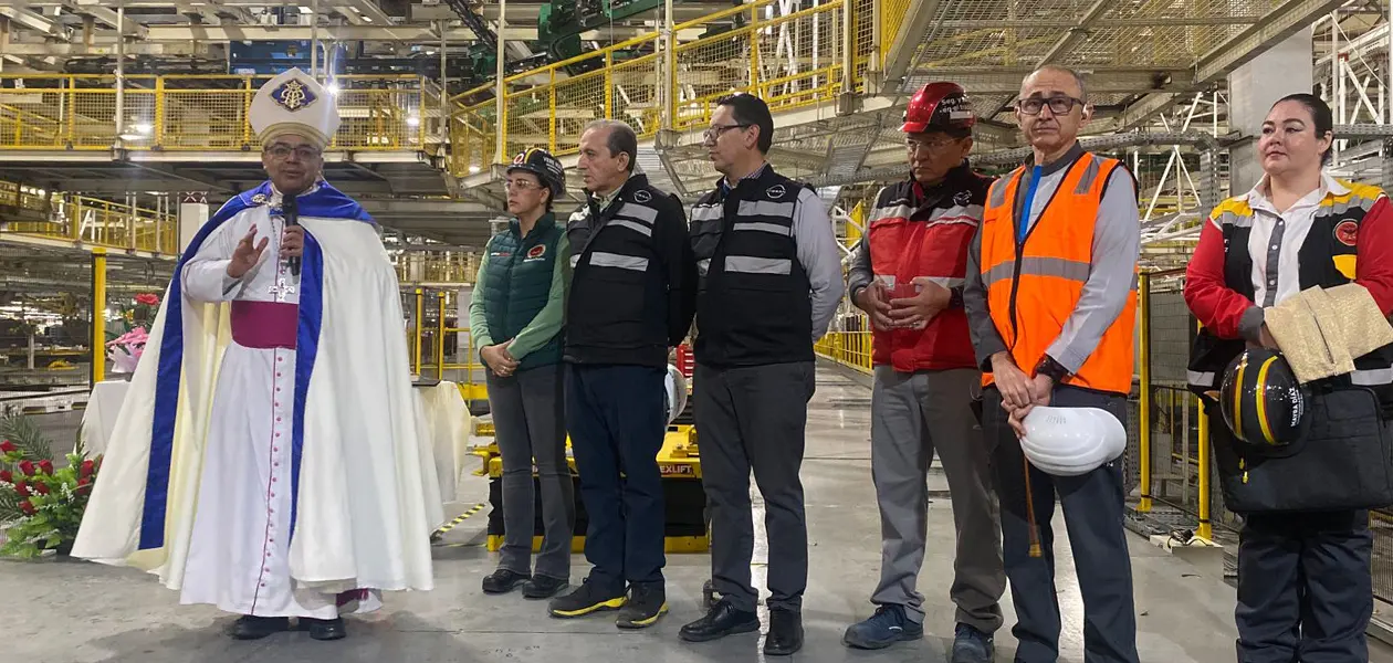 Bendice Obispo nueva factoría de producción de pick up de Nissan