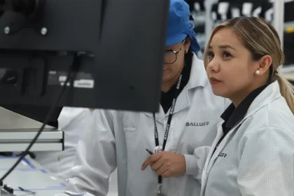 Mujeres ganan un 31.8 por ciento menos que los hombres: Colegio de Economistas