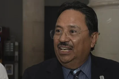 Insiste Alférez, 'hombres pueden amamantar'