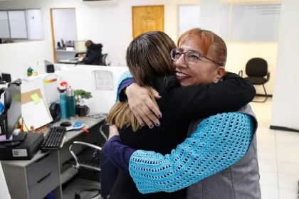 IMSS promueve abrazos para cuidar la salud